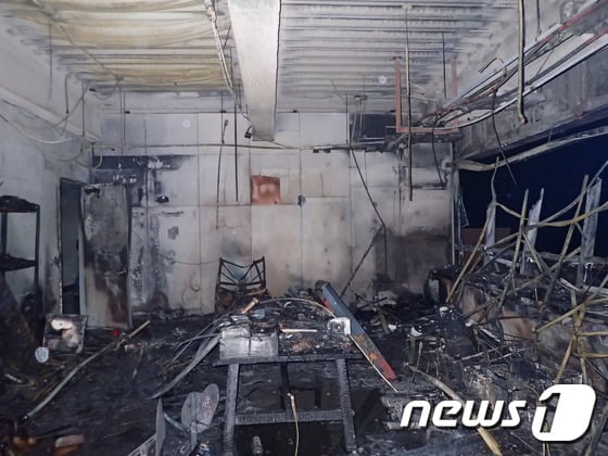 24일 새벽 1시41분쯤 대전 유성구 한국과학기술원(KAIST) 문지캠퍼스 행정동 건물 4층에 입주한 한 업체 사무실 내부가 불에 탄 모습(제공=유성소방서)/사진=뉴스1