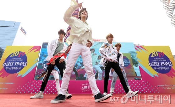 ±×·ì NCT DREAMÀÌ 25ÀÏ ¿ÀÈÄ ¼¿ï Áß±¸ û°è±¤Àå¿¡¼ ¿¸° ³Ê¿Í ³»°¡ ÇÔ²² ¸¸µå´Â ½º¸¶Æ® ¼¼»ó '2019 uŬ¸° û¼Ò³â ¹®È ÄܼƮ'¿¡¼ ¸ÚÁø ¹«´ë¸¦ ¼±º¸À̰í ÀÖ´Ù. / »çÁø=±èÈÖ¼± ±âÀÚ hwijpg@