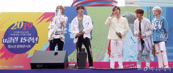그룹 NCT DREAM이 25일 오후 서울 중구 청계광장에서 열린 너와 내가 함께 만드는 스마트 세상 '2019 u클린 청소년 문화마당' 콘서트에서 멋진 무대를 선보이고 있다. / 사진=김휘선 기자 hwijpg@