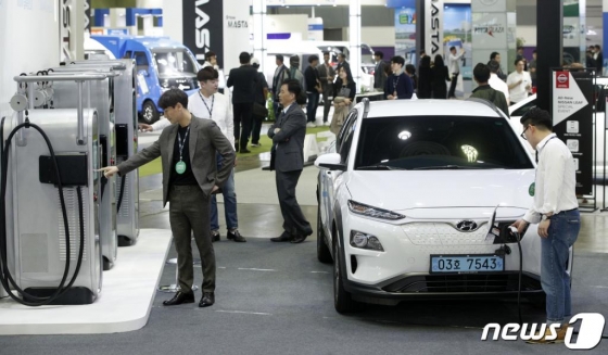 2   ڿ  EV(Electric Vehicle) Ʈ ڸ 2019(ģȯ ڵ ) 뿵 ä   ⸦ ̰ ִ.2019.5.2/=1 