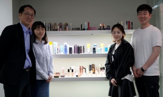 한국콜마에서 자외선 차단제 연구를 전담하는 기반연구팀 소속 계성봉 수석연구원, 김진영 책임연구원, 김영화 책임연구원, 김용우 책임연구원(왼쪽부터)/사진제공=한국콜마