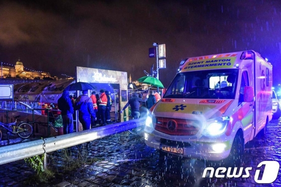 (AFP=뉴스1) 이동원 기자 = 헝가리 부다페스트 다뉴브강에서 침몰한 유람선에 다수의 한국인이 타고 있던 것으로 파악됐다. 29일(현지시간) 수백 명의 구조대원들이 시내 부다페스트 다뉴브 강둑에서 구조작업을 벌이고 있다. 헝가리 수도에서 관광용으로 이용되던 강보트가 수십 명을 태우고 전복되어 3명이 숨지고 16명이 실종되면서 구조작업이 진행 중이다.  © AFP=뉴스1  <저작권자 © 뉴스1코리아, 무단전재 및 재배포 금지>