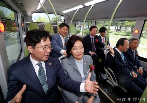 성윤모 산업통상자원부 장관, 박영선 중소벤처기업부 장관, 유인태 국회사무총장, 더불어민주당 김영춘 의원, 더불어민주당 홍의락 의원, 자유한국당 이종배 의원, 공영운 현대자동차 사장이 30일 오전 서울 여의도 국회에서 열린 '수소충전소 착공식'을 마친 뒤 수소버스로 이동하고 있다. / 사진=홍봉진 기자 honggga@