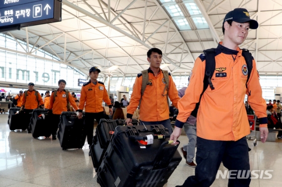 【인천공항=뉴시스】김병문 기자 = 헝가리 부다페스트 다뉴브강에서 발생한 유람선 침몰사고 구조 작업을 위해 소방청 국제구조대원들이 30일 오후 인천국제공항 제2터미널을 통해 출국하고 있다. 2019.05.30.    dadazon@newsis.com