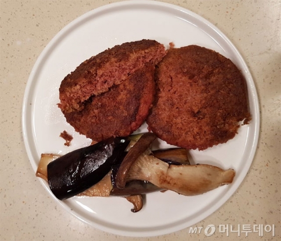 Ʈ 'ܹƼ'  丮 . , İ,   '¥ ' ٴ  ´. ٸ  ȣȣ .  