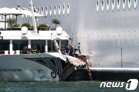 [사진] 베네치아서 크루즈선에 부딪쳐 파손된 유람선의 모습
