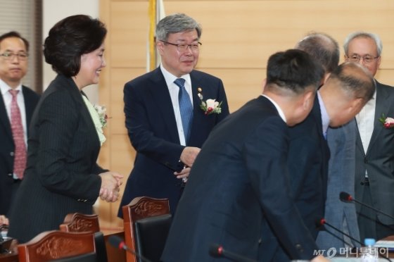[사진]스마트공장 노사정 협약식 참석한 박영선-이재갑 장관