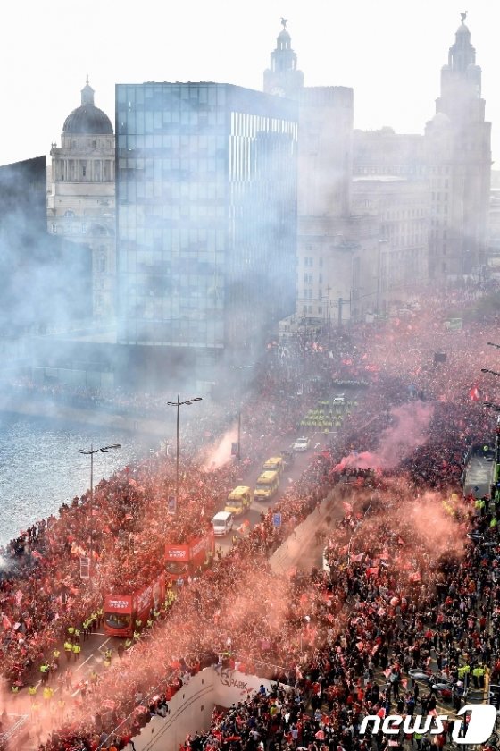 [사진] “영웅들이 돌아왔다” 리버풀 75만명 몰려나와