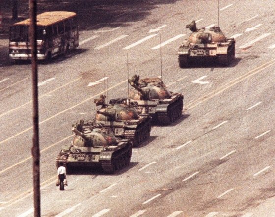 톈안먼 사태 당시 4대의 탱크 행렬을 가로막고 있는 남성의 사진. /사진=로이터