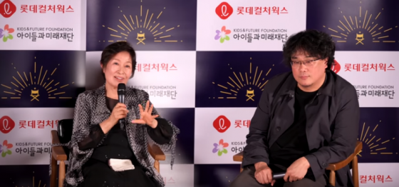 지난달 9일 롯데시네마 합정에서 열린 '해피앤딩 스타체어' 관객과의 대화 행사에 참석한 배우 김혜자와 봉준호 감독의 모습./사진=유튜브 캡처