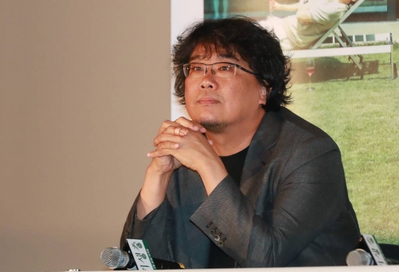 영화 '기생충'으로 칸 영화제에서 황금종려상을 받은 봉준호 감독이 지난달 28일 오후 서울 용산 CGV에서 열린 언론시사회에 참석해 취재진의 질문을 받으며 생각에 잠겨 있다./사진=이동훈 기자 photoguy@