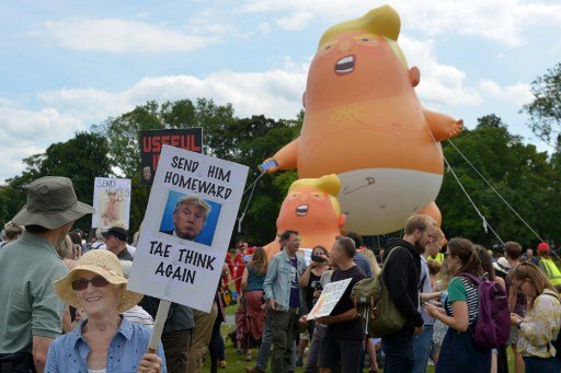 지난해 7월, 도널드 트럼프 미국 대통령이 영국을 방문했을 당시 벌어진 대규모 영국 시위에서 등장했던 '대형 트럼프 풍선'이 올해에도 등장할지 관심이 모아진다/사진=AFP