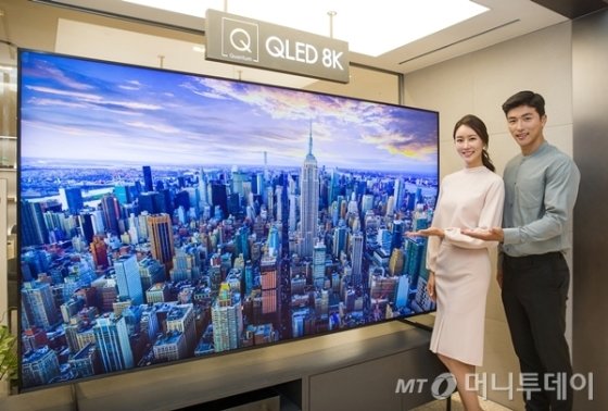 삼성전자가 최근 출시한 98인치 'QLED 8K TV'/사진=삼성전자  