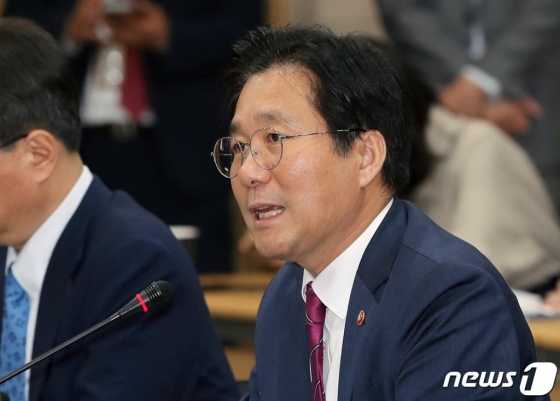 성윤모 산업통상자원부 장관이 15일 서울 서초구 한국제약바이오협회에서 열린 '바이오헬스 혁신 민관 공동 간담회'에서 모두발언을 하고 있다. 2019.5.15/사진=뉴스1