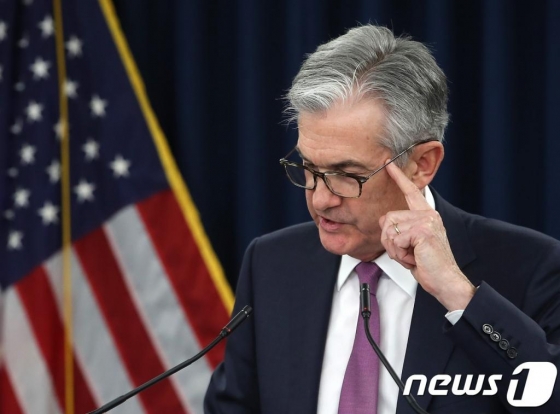 (워싱턴 AFP=뉴스1) 우동명 기자 = 제롬 파월 연방준비제도 의장이 1일(현지시간) 워싱턴에서 FOMC 회의를 가진 뒤 기자회견을 하고 있다. 했다. 파월 의장은 이날 기자회견에서 도널드 트럼프 미국 대통령의 금리인하 압박에도 불구하고 기준금리를 2.25~2.50%로 동결한다고 밝히며 "연준은 정치적 압력에 반응하지 않는다"고 재차 강조했다. © AFP=뉴스1 <저작권자 © 뉴스1코리아, 무단전재 및 재배포 금지>