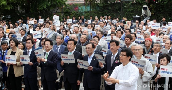 [사진]'광야에서' 제창하는 여야 당대표들