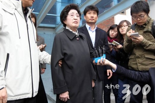 故 김대중 전 대통령 부인 이희호 여사가 11일 오전 서울 마포구 노고산동 제7 투표소인 신촌 성결교회에서 4.11 총선 투표를 하고 있다. / 사진=임성균 기자 tjdrbs23@