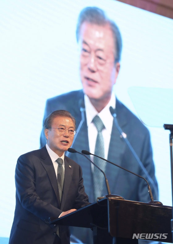 【헬싱키(핀란드)=뉴시스】전신 기자 = 핀란드를 국빈 방문 중인 문재인 대통령이 11일 헬싱키 파시토르니 회관에서 열린 한-핀란드 스타트업 서밋에 참석해 혁신성장포럼 기조연설을 하고 있다. 2019.06.11. photo1006@newsis.com