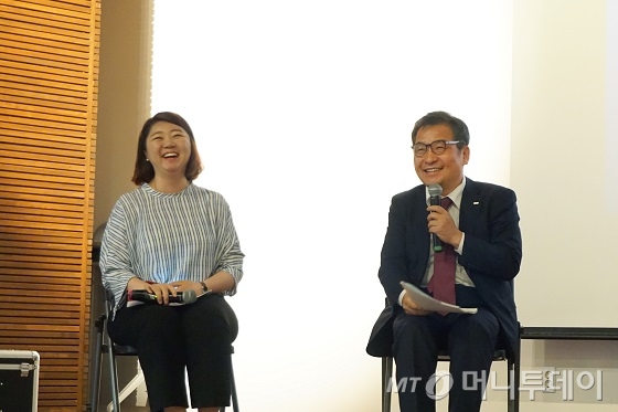서울혁신파크에서 개최된 ‘2019년 디지털 사회혁신 컨퍼런스’에서 한국정보화진흥원 문용식 원장이 토크콘서트 패널로 참여한 모습./사진제공=NIA