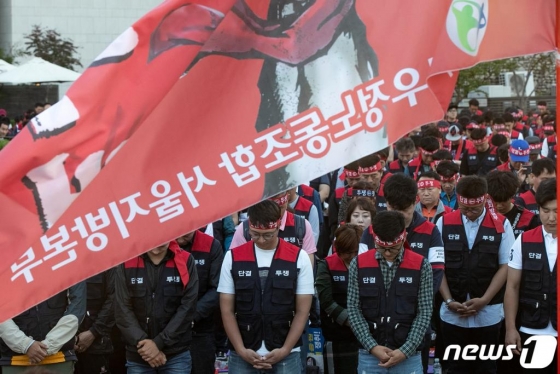 우정노조 서울지방본부 조합원들이 7일 오후 서울 세종대로 세종로 소공원에서 집회를 열고 과로사 방지 위한 인력증원, 노동시간 단축 등을 촉구하고 있다./사진=뉴스1