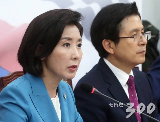 자유한국당 나경원 원내대표(왼쪽)가 13일 오후 서울 여의도 국회에서 열린 최고위원회의에서 발언하고 있다. / 사진=홍봉진 기자 honggga@
