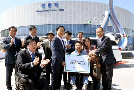 (앞줄 왼쪽부터) 김선규 사단법인 그린라이트 회장, 김대식 기아차 전무, 최문순 강원도지사, (뒷줄 왼쪽부터) 심영섭 강원도의회 사회문화위원장, 김인호 한국철도공사강원본부장, 원충의 사단법인 강릉시장애인법인단체연합회장, 김한근 강릉시장, 최선근 강릉시의회 의장이 강원권역 초록여행 1호 고객과 함께 기념 촬영을 하고 있는 모습./사진=기아차