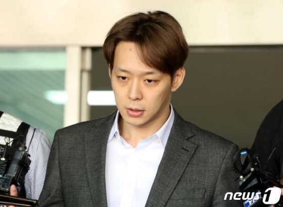 필로폰 투약 혐의로 구속된 가수 겸 배우 박유천씨(32)가 지난달 3일 오전 경기도 수원시 영통구 수원남부경찰서에서 검찰 송치를 위해 호송 차량으로 이동하고 있다./사진=뉴스1