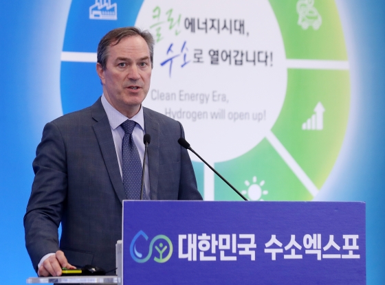 팀 칼슨 IPHE 상임이사가 19일 서울 중구 동대문디자인플라자(DDP)에서 국회수소경제포럼 주최, 머니투데이·국가기술표준원·수소융합얼라이언스추진단 공동 주관으로 열린 '2019 대한민국 수소엑스포'에서 글로벌 협력을 통한 수소 및 연료전지 개발 및 전개 동향에 대해 발표하고 있다. <br>
<br>
2019 대한민국 수소엑스포는 우리 경제의 미래 성장동력으로 부상하고 있는 수소 관련 산업 및 과학기술의 현주소와 정책방향, 향후 발전 방향을 종합적으로 소개한다. / 사진=김휘선 기자 hwijpg@
