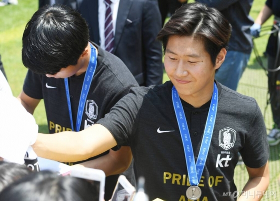 2019 국제축구연맹(FIFA) 20세 이하(U20) 남자월드컵에서 준우승한 대표팀 이강인 선수가 17일 오후 서울광장에서 열린 환영식을 마친뒤 팬들에게 사인을 해주고 있다. / 사진=이동훈 기자 photoguy@