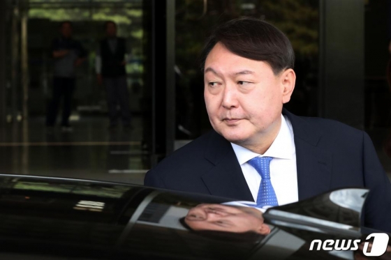 신임 검찰총장 후보자로 지명된 윤석열 서울중앙지검장이 17일 서울 서초구 서울중앙지방검찰청을 나서 차량에 오르고 있다. /사진=뉴스1