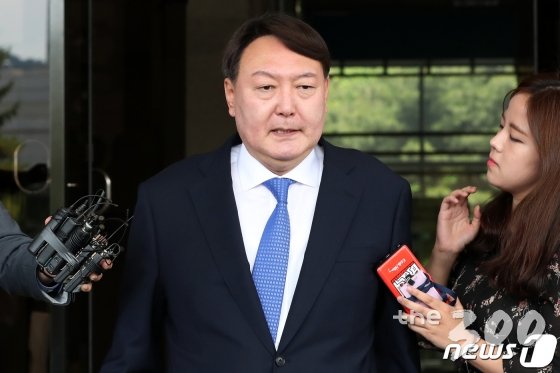 신임 검찰총장 후보자로 지명된 윤석열 서울중앙지검장이 17일 서울 서초구 서울중앙지방검찰청에서 취재진의 질문을 받고 있다. /사진=뉴스1