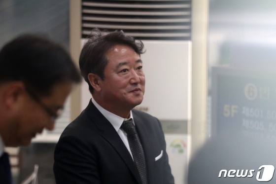 (서울=뉴스1) 이승배 기자 = 이웅열 전 코오롱그룹 회장이 16일 오전 서울 서초구 서울중앙지방법원에서 열린 차명주식 보유 관련 자본시장과금융투자업에 관한 법률위반 등 1차 공판기일에 출석하고 있다. 2019.5.16/뉴스1 <저작권자 © 뉴스1코리아, 무단전재 및 재배포 금지>