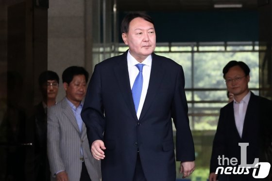 신임 검찰총장 후보자로 지명된 윤석열 서울중앙지검장이 지난 17일 서울 서초구 서울중앙지방검찰청을 나서고 있다./사진=뉴스1