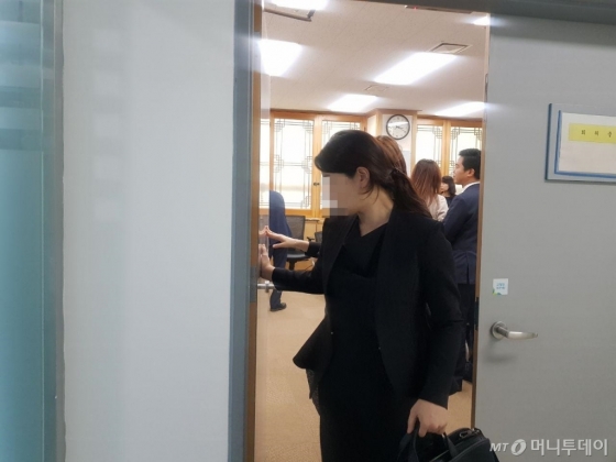 코오롱생명과학 측 참석자가 18일오송 식품의약품안전처에서 열린 인보사 품목허가 취소 청문회가 종료된 후 회의실에서 나오고 있다./사진=김근희 기자