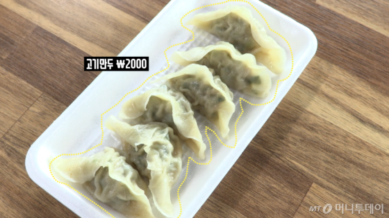 단출한 차림새의 고기만두 한 세트.