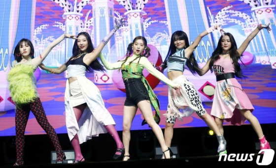 걸그룹 레드벨벳 웬디(왼쪽부터), 조이, 아이린, 슬기, 예리가 19일 서울 용산구 한남동 블루스퀘어에서 열린 새 미니앨범 ''더 리브 페스티벌' 데이 원('The ReVe Festival' Day 1)’ 발매 기념 쇼케이스에 참석해 신곡을 선보이고 있다. 이번 레드벨벳의 앨범에는 타이틀곡 ‘짐살라빔(Zimzalabim)’을 비롯해 '써니 사이드 업!(Sunny Side Up!)', ‘밀크셰이크(Milkshake밀크셰이크)’, ‘친구가 아냐 (Bing Bing)’, ‘안녕, 여름 (Parade)’, ‘엘피(LP)’가 수록됐다. /사진=뉴스1