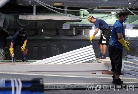 22일 오후 인천 남동공단에 위차한 한 공장에서 외국인 근로자들이 일을 하고 있다. 법무부 집계에 따르면 6월말 기준으로 취업비자를 받은 외국인 근로자가 100만명이 넘어섰다. 외국인 근로자가 늘어나면서 내·외국인간 일자리 갈등 현상도 나타나고 있다. 2018.8.22/뉴스1 <저작권자 © 뉴스1코리아, 무단전재 및 재배포 금지>