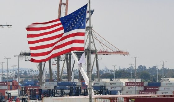 미국 캘리포니아주 로스앤젤레스항에 쌓인 수출 컨테이너를 배경으로 펄럭이는 미 성조기. /사진=AFP