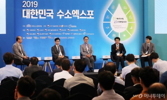 20일 서울 중구 동대문디자인플라자(DDP)에서 열린 국회수소경제포럼 주최, 머니투데이·국가기술표준원·수소융합얼라이언스추진단 공동 주관 '2019 대한민국 수소엑스포' 세션2 '대한민국 수소경제 어디로 가나'에서 발표자들이 토론을 하고 있다. 왼쪽부터 박진남 경일대 신재생에너지학부 교수, 허영택 한국가스안전공사 기술이사, 김영식 이엠솔루션 본부장, 유종수 하이넷 대표, 권태규 국토교통과학기술진흥원 수석연구원. /사진=김창현 기자