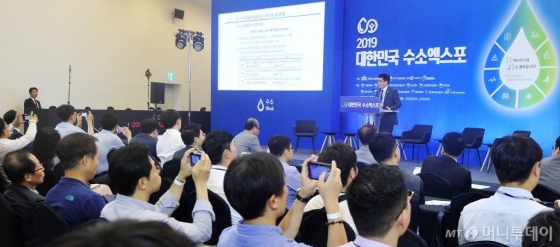 허영택 한국가스안전공사 기술이사가 20일 서울 중구 동대문디자인플라자(DDP)에서 국회수소경제포럼 주최, 머니투데이·국가기술표준원·수소융합얼라이언스추진단 공동 주관으로 열린 '2019 대한민국 수소엑스포' 세션2 '대한민국 수소경제 어디로 가나'에서 '수소자동차 충전소 설치 및 체계적 안전관리제도'에 대해 발표하고 있다. / 사진=김창현 기자 chmt@