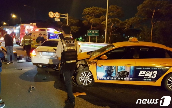 6일 오전 3시 52분쯤 인천시 계양구 하야동의 인천국제공항고속도로 개화터널 입구 100m전 지점에서 승용차 3중 추돌사고가 발생했다.소방 및 경찰이 사고 현장을 수습하고 있다./사지제공=인천소방본부제공