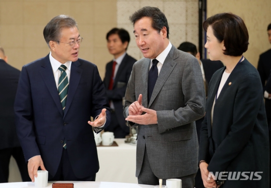 【서울=뉴시스】박진희 기자 = 문재인 대통령이 14일 청와대 본관에서 열린 국무회의에 앞서 이낙연(가운데) 국무총리, 유은혜 사회부총리 겸 교육부 장관과 함께 대화를 나누고 있다. 2019.05.14. pak7130@newsis.com