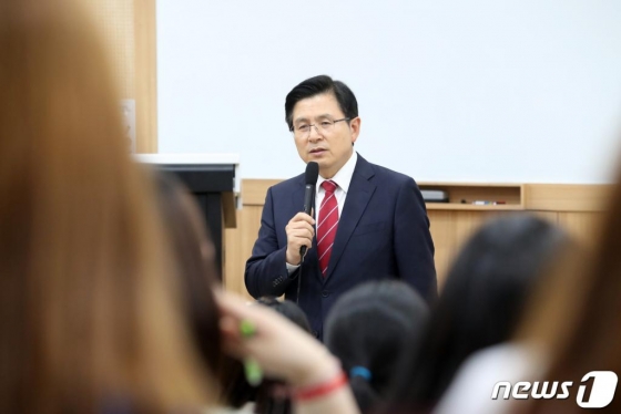 황교안 자유한국당 대표가 20일 오후 서울 용산구 숙명여자대학교에서 '대한민국 청년들의 미래와 꿈'을 주제로 학생들과 대화하고 있다. 2019.6.20/뉴스1