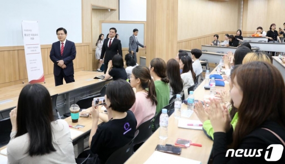 황교안 자유한국당 대표가 20일 오후 서울 용산구 숙명여자대학교에서 '대한민국 청년들의 미래와 꿈'을 주제로 학생들과 대화하기 위해 강의실로 들어서고 있다. 2019.6.20/뉴스1
