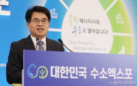 유종수 하이넷 대표가 지난 20일 서울 중구 동대문디자인플라자(DDP)에서 국회수소경제포럼 주최, 머니투데이·국가기술표준원·수소융합얼라이언스추진단 공동 주관으로 열린 '2019 대한민국 수소엑스포' 세션2 '대한민국 수소경제 어디로 가나'에서 '수소경제 활성화 로드맵 성공방안'에 대해 발표하고 있다. / 사진=김창현 기자 chmt@