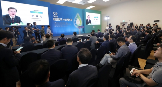 19일 서울 중구 동대문디자인플라자(DDP)에서 국회수소경제포럼 주최, 머니투데이·국가기술표준원·수소융합얼라이언스추진단 공동 주관으로 열린 '2019 대한민국 수소엑스포'에서 주요 참석자들이 문재인 대통령의 축전을 보고 있다. / 사진=김휘선 기자 hwijpg@