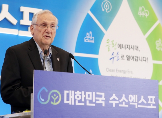 켈빈 헤흐트(Kelvin Hecht) 미국 연료전지기술위원회 의장이 19일 서울 중구 동대문디자인플라자(DDP)에서 국회수소경제포럼 주최, 머니투데이·국가기술표준원·수소융합얼라이언스추진단 공동 주관으로 열린 '2019 대한민국 수소엑스포' 세션1 '수소중심 에너지 패러다임 전환을 위한 글로벌 포럼'에서 '미국의 수소경제 및 표준화 대응 전략'에 대해 발표하고 있다. / 사진=김창현 기자 chmt@
