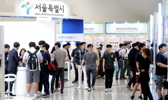 21일 서울 중구 동대문디자인플라자(DDP)에서 열린 국회수소경제포럼 주최, 머니투데이·국가기술표준원·수소융합얼라이언스추진단 공동 주관 '2019 대한민국 수소엑스포'에서 관람객들이 부스를 둘러보고 있다. / 사진=김창현 기자 chmt@