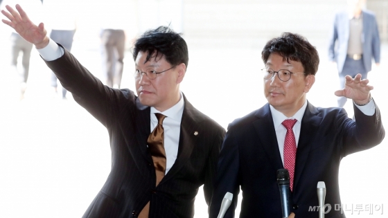 사진]손 흔드는 권성동-장제원 - 머니투데이