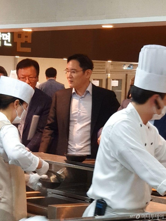 이재용 삼성전자 부회장(가운데)이 24일 서울 상일동 삼성물산 건설 부문 사옥에 방문해 주요 경영진과 비공개 간담회를 한 뒤 구내식당에서 점심식사를 받고 있다. <출처=삼성물산 블라인드>